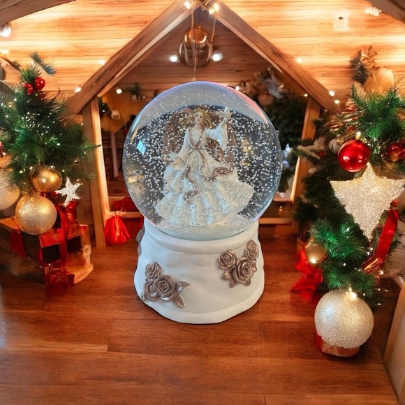 Snow Globe Angel with Gold Wings holding Dove
White Base w/Gold Floral Accents - Picture 1 of 16
